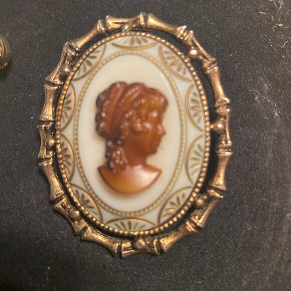 Vintage Rootbeer Cameo Brooch - Picture 1 of 1